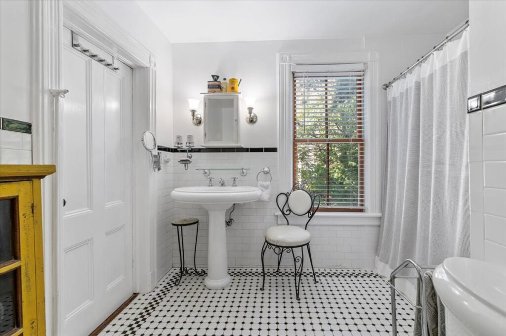 17-780_7827 17-780_7827