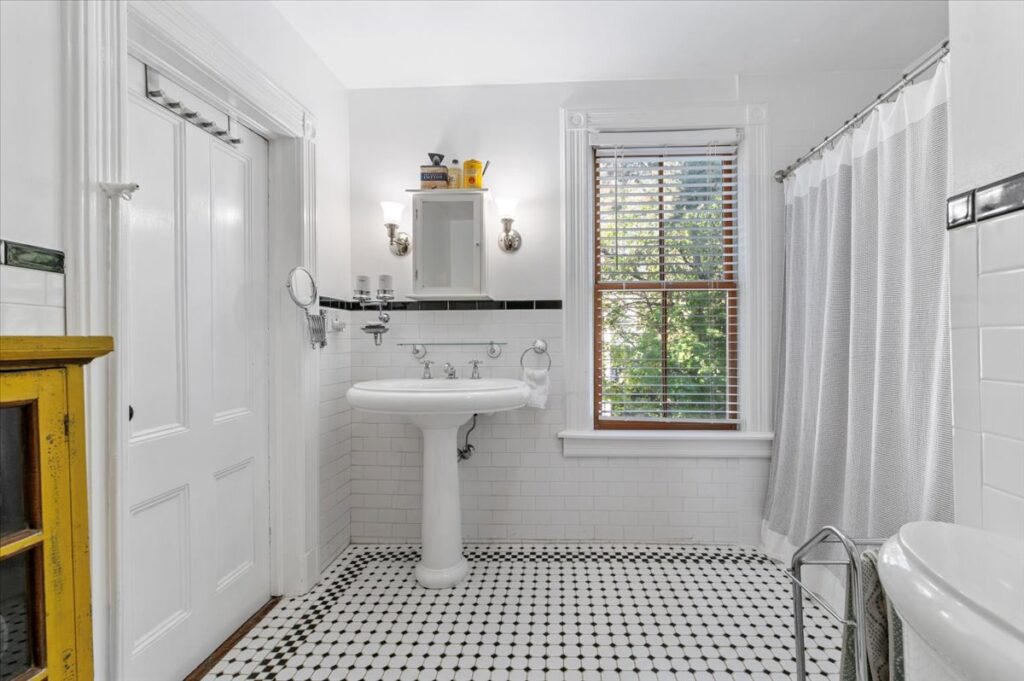 18-780_7832 18-780_7832